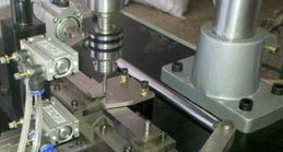 使用全自動鉆孔機,有效的提高生產(chǎn)的效率